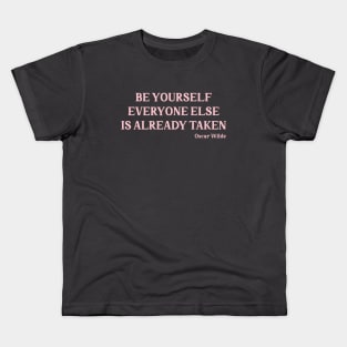 Oscar Wilde quote, pink Kids T-Shirt